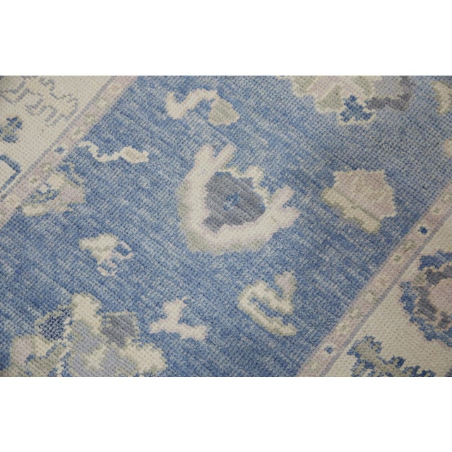 This modern Turkish Oushak rug is a stunning piece of art that has been handwoven using traditional techniques by skilled...