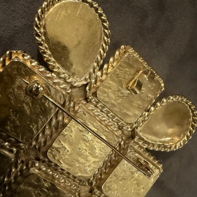 1990s 1990s High Quality Costume Jewelry Italian Big Brooch For Sale - Image 5 of 12