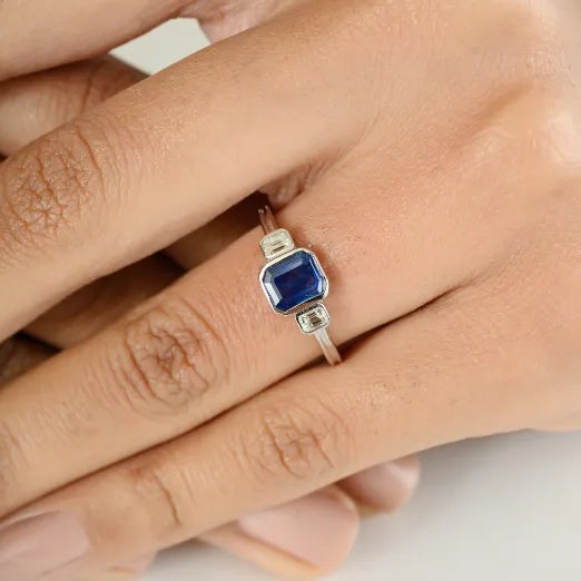 Natural Blue Sapphire Diamond Three Stone Ring for Engagement in 18K Gold featuring natural sapphire of 0.8 carats and...