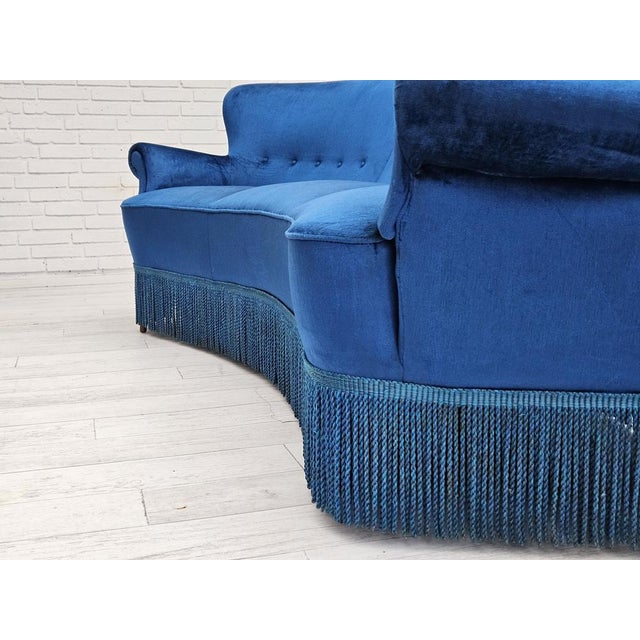 Mid-Century Modern Danish 3-Seater Curved Sofa in Blue Furniture Velour & Beech Wood Legs, 1960s For Sale - Image 3 of 17