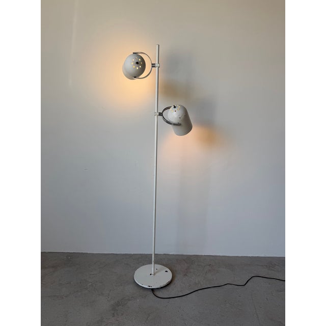 Mid-Century Modern 1970s Lightolier Mid-Century Modern Two-Light Floor Lamp With Articulating Pivoting Shades For Sale - Image 3 of 12