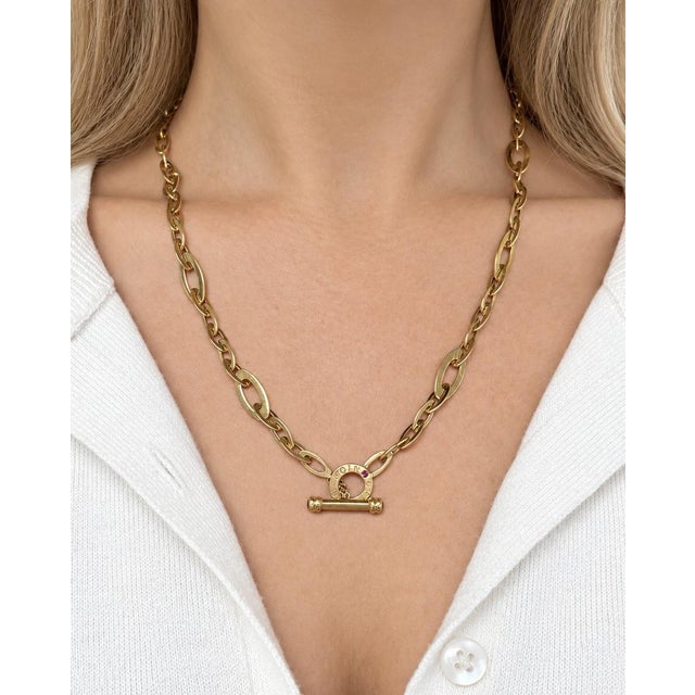 A sophisticated 18K yellow gold necklace by Roberto Coin, featuring an elegant series of elongated oval links interwoven...