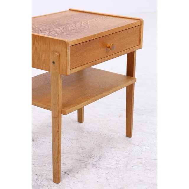 Vintage bedside table with clean lines and a beautiful oak finish. The combination of a drawer and open shelf offers...