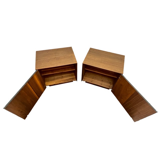 Wood Pair of Walnut Nightstands Attributed to John Kapel for Glenn of California, 1960s For Sale - Image 7 of 15