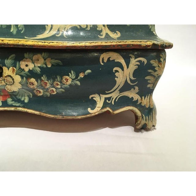Venezia Blue Lacquered Wooden Box with Flowers and Figures, 1750 For Sale - Image 4 of 18