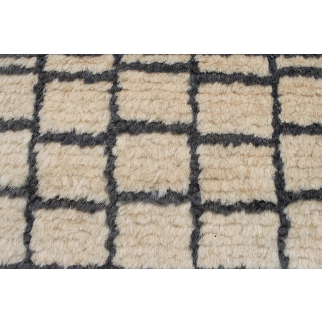 Moroccan Shag Beige/Gray Wool Rug - 3'9'' X 6'2'' For Sale In New York - Image 6 of 10