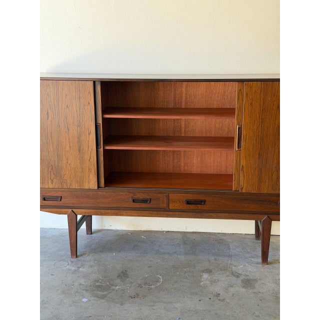 Danish Mid Century Rosewood Credenza – Large Scandinavian Modern Sideboard 1960s For Sale In Los Angeles - Image 6 of 10