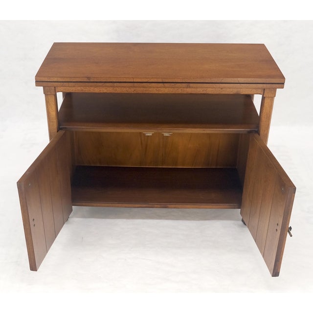 Dunbar Furniture Flip Top Mid Century Modern Serving Cart Two Doors Compartment on Wheels MINT For Sale - Image 4 of 17