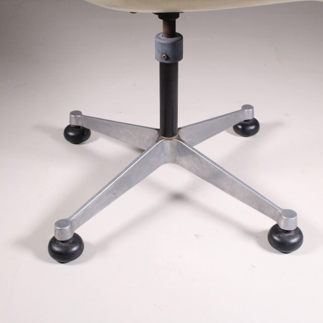 Chair by Charles and Ray Eames for Herman Miller For Sale - Image 6 of 7