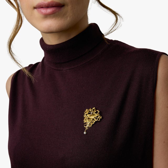 This enchanting Art Nouveau brooch from the early 1900s beautifully captures the era’s fascination with nature, movement,...