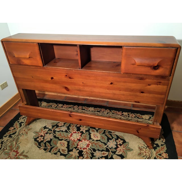 We are offering a mid-century modern full-size bed frame from the Franklin Shockey Company. Part of the "Sculptured Pine"...