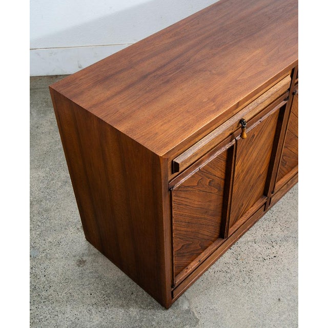 Brown 1960s Mid Century Modern Credenza Sideboard American Martinsville Walnut 6 Drawer MCM For Sale - Image 8 of 13