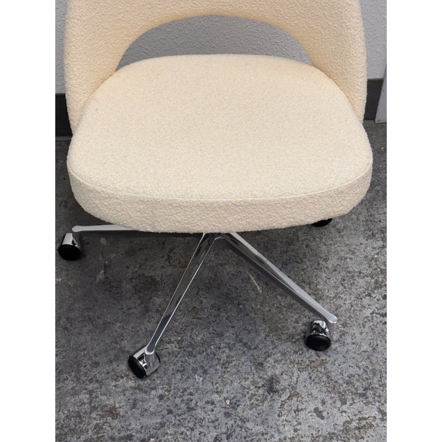 Knoll Eero Saarinen for Knoll Executive Office Chair, Pearl Boucle For Sale - Image 4 of 12