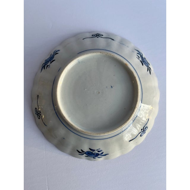 Single round porcelain dish or bowl with scalloped rim. Features traditional Japanese Imari style decoration.