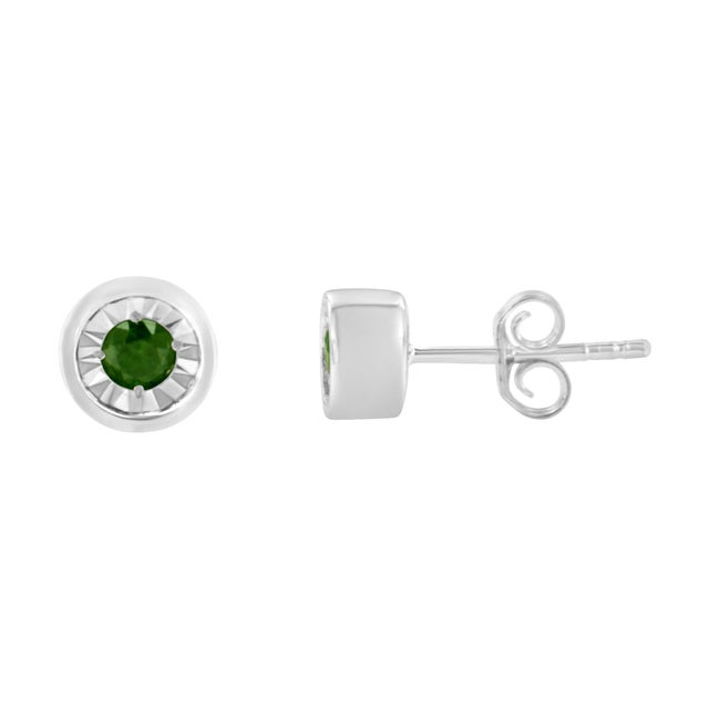 This modern pair of diamond studs features color treated green diamonds in a bezel setting. The sleek design is crafted in...