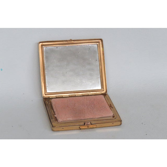 Flato Gold Tone Lucky Clover Pattern Compact VTG Mirrored Powder Case 4762b For Sale - Image 4 of 17