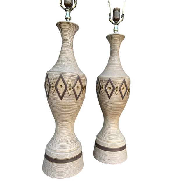 Vintage Mid Century Modern Chalkware Lamp Pair — Neutral Ribbed Texture For Sale - Image 4 of 11