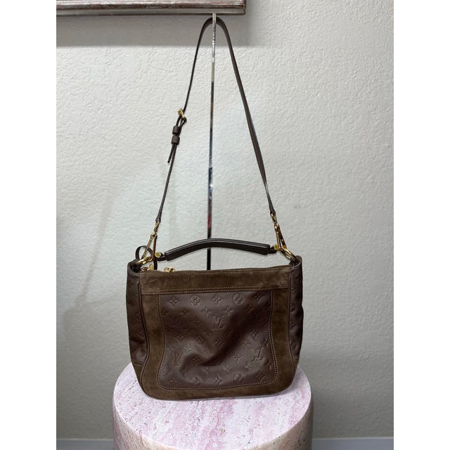 Contemporary Louis Vuitton Leather & Suede Shoulder Bag For Sale - Image 3 of 10
