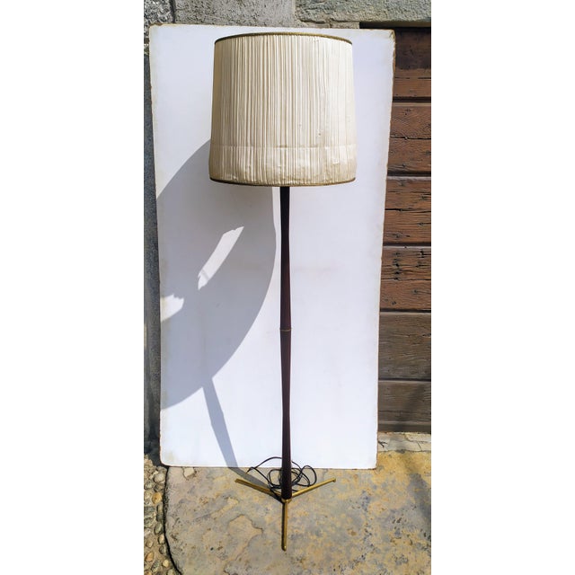This lamp is sold without hat. The photo is only a demonstration. Working (look at the photos). This piece is attributed...