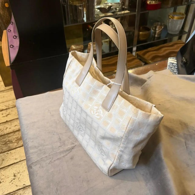 This incredibly chic vintage Chanel New Travel Line tote bag perfectly combines Parisian luxury with a sporty, functional...
