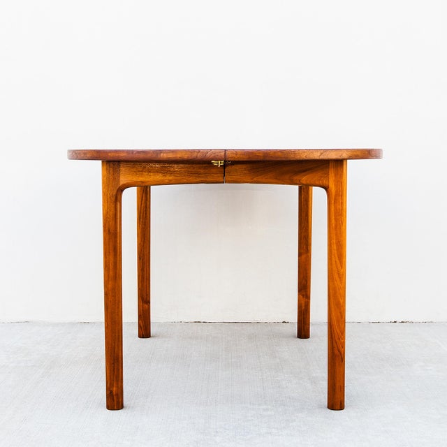 DUX 1960s Restored Mid Century Modern Expandable Walnut Dining Table by Dux For Sale - Image 4 of 15