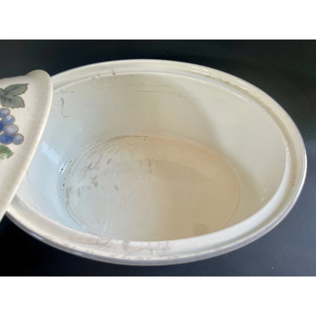 Vintage Mikasa Garden Harvest Intaglio Oval Covered Casserole Dish – 1.5 Quart Stoneware Crock With Lid For Sale In Miami - Image 6 of 9