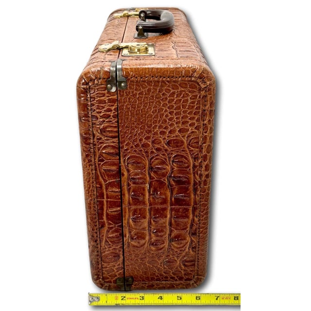 Vintage 1940s Faux Aligator Embossed Leatherette & Brass Overnite Size Suitcase in Excellent Condition For Sale - Image 10 of 12