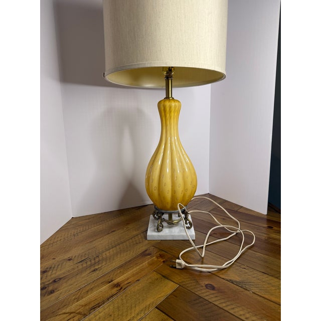 The Galliano Ferro Murano amber bullicante lamp with a marble base is a rare and unique piece from the 1950s. The lamp...