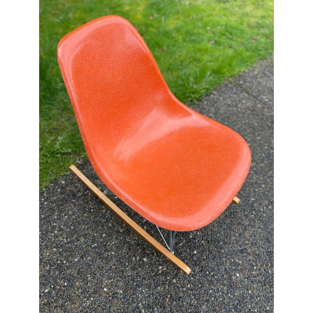 Mid-Century Modern 1960s Mid Century Modern Vintage Herman Miller Eames Fiberglass Rocking Chair For Sale - Image 3 of 7
