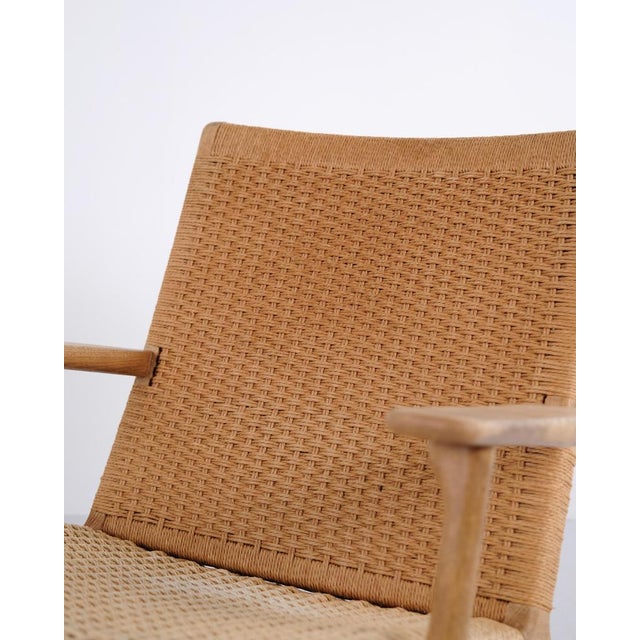 CH25 Lounge Chair in Patinated Oak and Woven Paper Cord by Hans J. Wegner, 1980s For Sale - Image 3 of 13