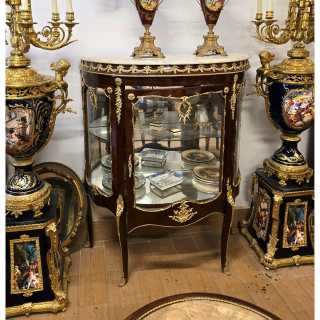 French French Louis XV Display Cabinet With Marble Top – Solid Wood Vitrine With Gold Leaf Details For Sale - Image 3 of 3