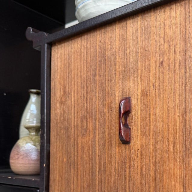 1920s Japanese Lacquered Kazaridana Display Cabinet, 1920s For Sale - Image 5 of 18