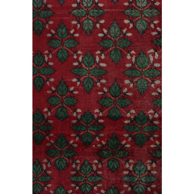 Traditional Vintage Turkish Runner, Red and Green With All-Over Floral Patterns – Rug & Kilim For Sale - Image 3 of 7