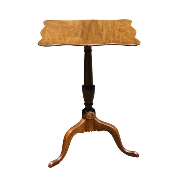 Queen Anne Mid 20th Century Queen Anne Antique Style Henkel Harris Mahogany Tilt Top Candle Stand For Sale - Image 3 of 9