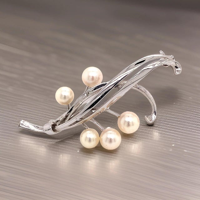 1990s Mikimoto Estate Akoya Pearl Brooch Pin Sterling Silver For Sale - Image 10 of 10