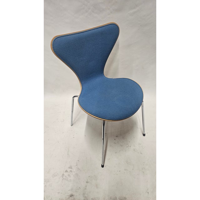 This is the iconic Series 7 Chair, designed by Arne Jacobsen for Fritz Hansen. The Series 7 Chair, introduced in 1955,...