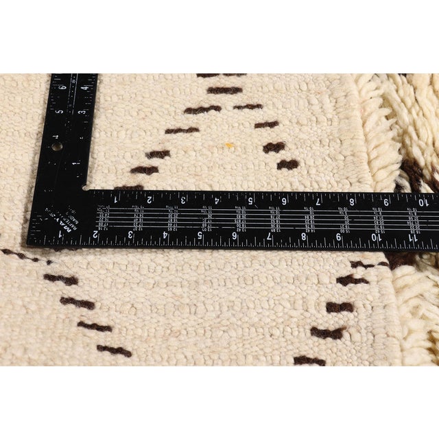 Textile Vintage Azilal Moroccan Rug, 02'09 X 06'00 For Sale - Image 7 of 10