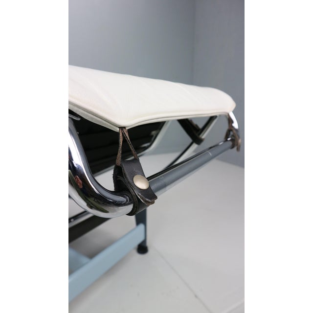 White Leather LC4 Chaise Longue by Le Corbusier for Cassina, 1960s For Sale - Image 12 of 18