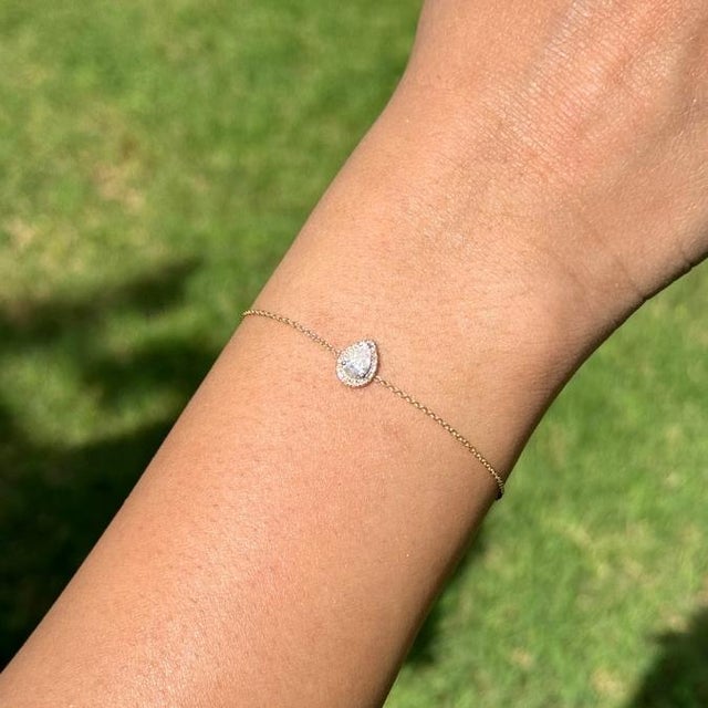 Modern Minimalist Pear Cut Diamond Halo Solitaire Chain Bracelet in 14k Yellow Gold For Sale - Image 3 of 15
