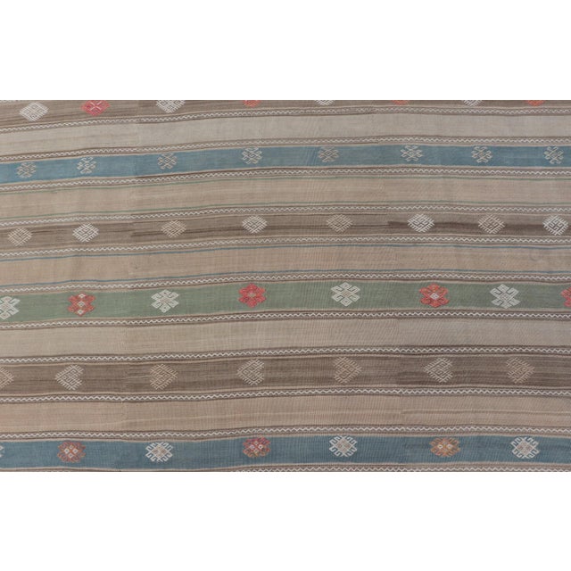Vintage Hand-Woven Flatweave Kilim in Wool With Sub-Geometric Design and Motifs For Sale - Image 9 of 13