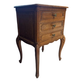 1940s French Louis XV Style Oak Nightstand / Side Table With Cabriole Legs [Rg] For Sale