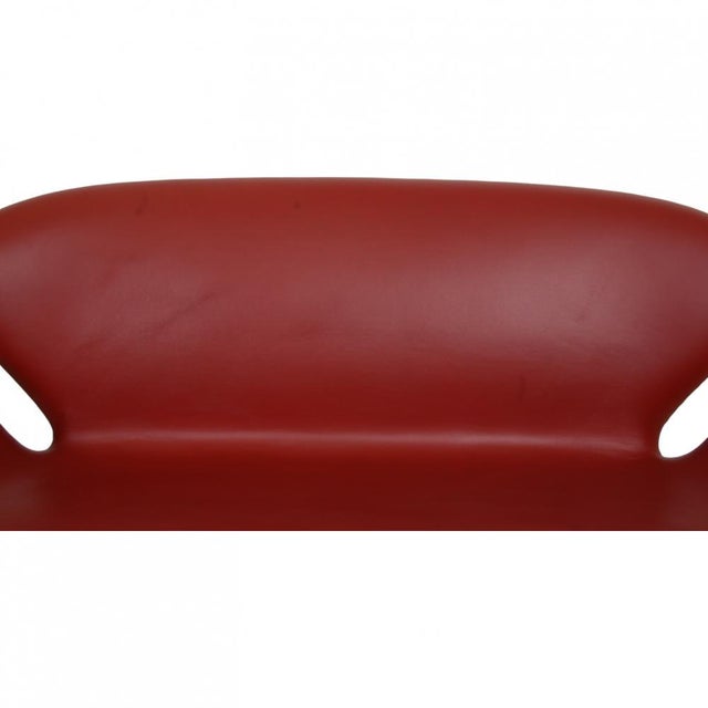 Red Swan Sofa in Red Leather by Arne Jacobsen For Sale - Image 8 of 18