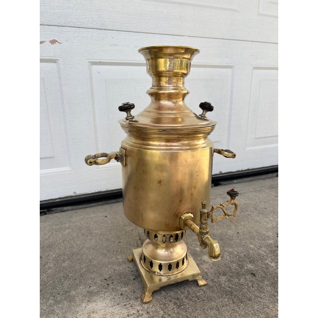 Rustic European Antique Romanov Era Imperial Russian Tula Samovar – Rare Three-Lion Crest – Brass/Tombac – C. 1890-1910 For Sale - Image 3 of 17