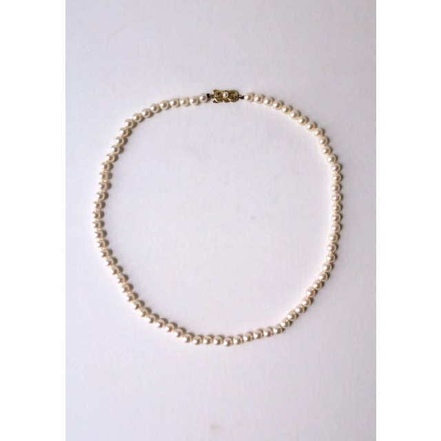 A beautiful Japanese saltwater cultured Akoya pearl necklace with 18-karat yellow gold clasp from luxury jewelry Maison,...