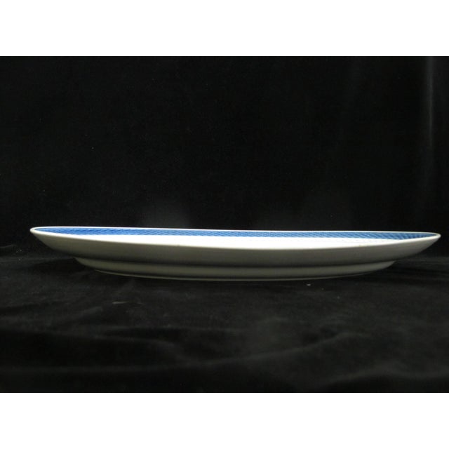 Royal Copenhagen Mid 20th Century Traditional Royal Copenhagen Aluminia Faience Tranquebar Blue 931 Oval 19" Serving Platter For Sale - Image 4 of 6