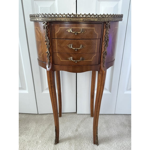 Antique 1920s Louis XV French Walnut Marquetry Side Table W/Ormolu Bronze d'Or For Sale - Image 6 of 18