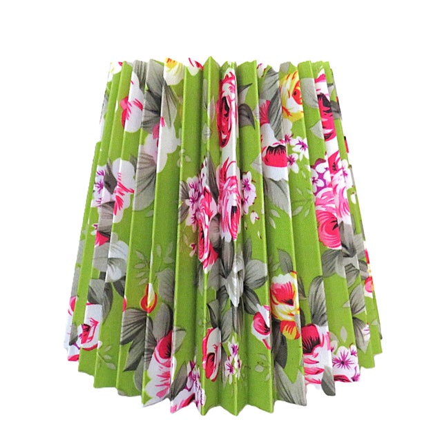 FREE SHIPPING ANYWHERE IN THE CONTINENTAL US! This is a set of 6 miniature hard shell pleated shades for lamps,...