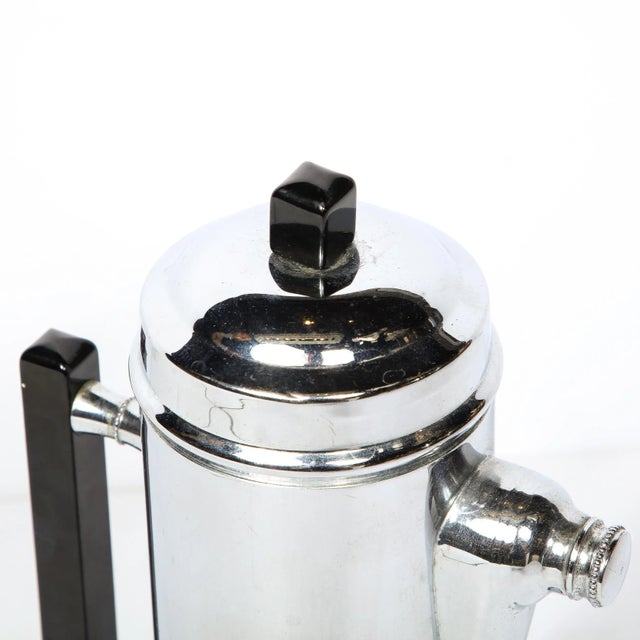 1930s Art Deco Streamlined Cocktail Shaker in Chrome With Black Bakelite Handles For Sale - Image 11 of 12