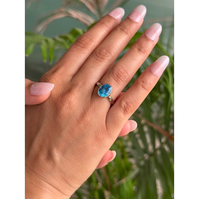 9x7 Mm Oval Cut Blue Topaz Silver Solitaire Ring by Carat&her - Size 7.5 For Sale - Image 4 of 12
