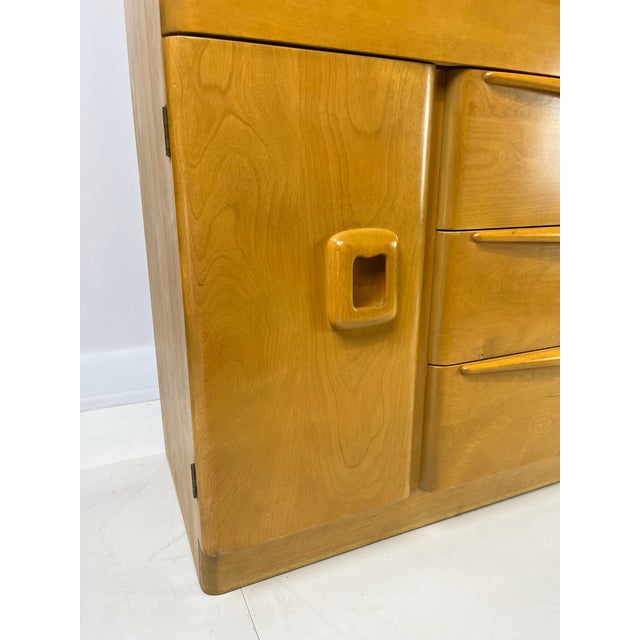 Mid-Century Modern Heywood-Wakefield Wheat "Encore" Solid Birch China Cabinet & Hutch – Model M593 (1952) For Sale - Image 6 of 18